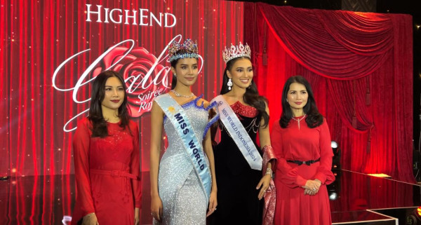 Angela Tanoesoedibjo Tampil Memukau di HighEnd Gala 2025, Anggun dalam Gaun Merah