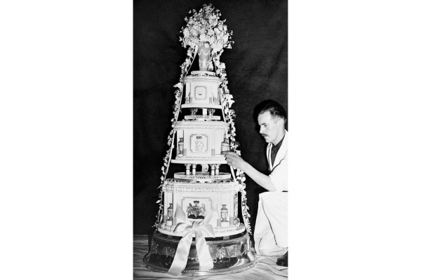 Disimpan selama 78 Tahun, Sepotong Kue Pernikahan Ratu Elizabeth II Terjual Rp69 Juta