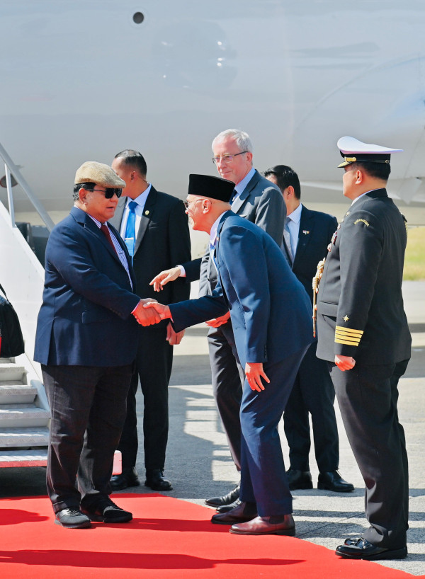 Gaya Elegan Prabowo Tiba di Belgia, Pakai Topi Flat Cap