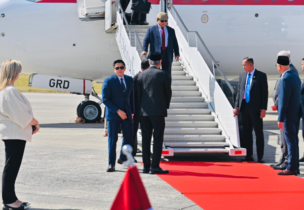Gaya Elegan Prabowo Tiba di Belgia, Pakai Topi Flat Cap