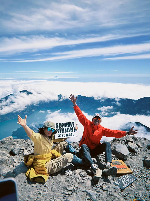 Atiek CB Taklukkan Puncak Gunung Rinjani di Usia 62 Tahun, Bukti Umur Bukan Halangan