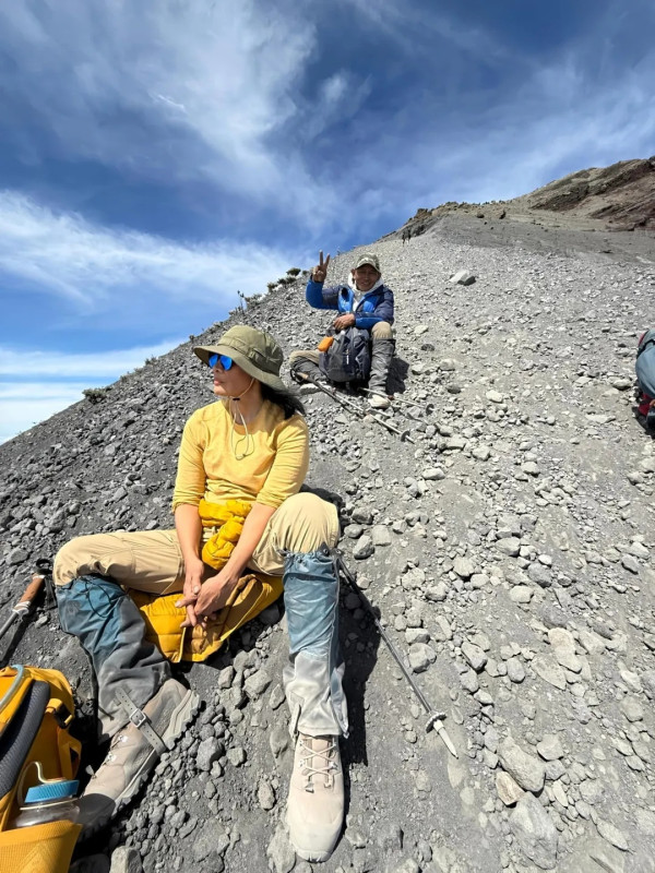 Atiek CB Taklukkan Puncak Gunung Rinjani di Usia 62 Tahun, Bukti Umur Bukan Halangan