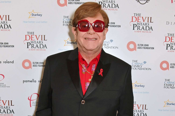 10 Artis Hollywood Alami Masalah Penglihatan, Elton John Buta Akibat Infeksi Mata