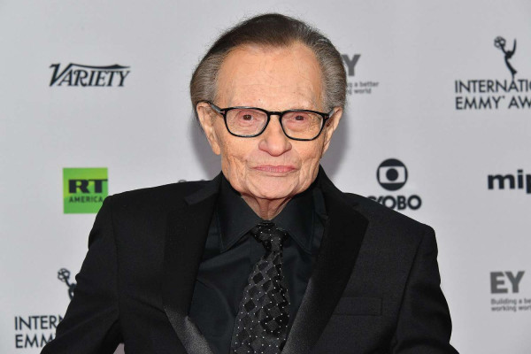 10 Artis Hollywood Alami Masalah Penglihatan, Elton John Buta Akibat Infeksi Mata
