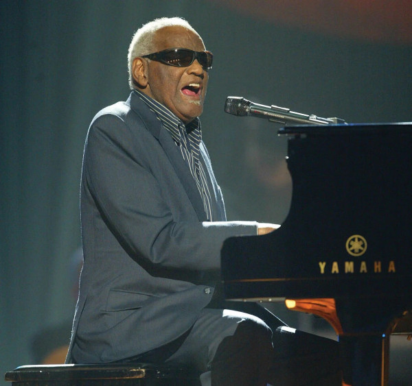 10 Artis Hollywood Alami Masalah Penglihatan, Elton John Buta Akibat Infeksi Mata