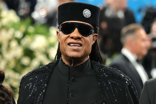 10 Artis Hollywood Alami Masalah Penglihatan, Elton John Buta Akibat Infeksi Mata