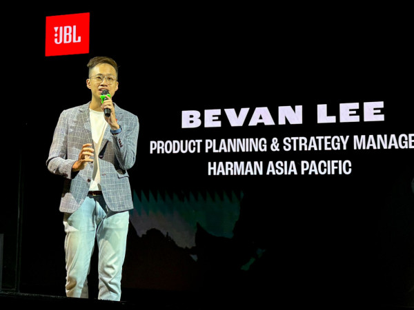 Perang Tahta Headphone Premium: Saat JBL Menantang Dominasi Apple lewat Tour One M3 Smart Tx