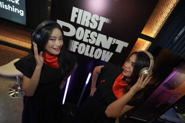 Perang Tahta Headphone Premium: Saat JBL Menantang Dominasi Apple lewat Tour One M3 Smart Tx