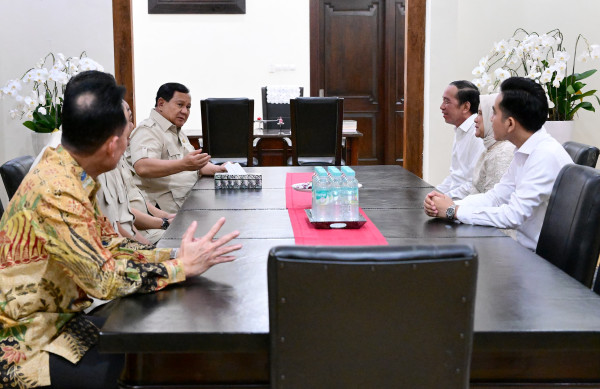 Suasana Pertemuan 1 Jam Prabowo dan Jokowi di Solo