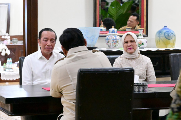 Suasana Pertemuan 1 Jam Prabowo dan Jokowi di Solo