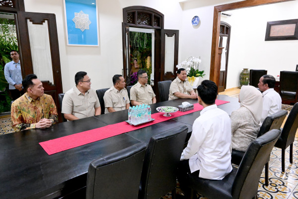 Suasana Pertemuan 1 Jam Prabowo dan Jokowi di Solo