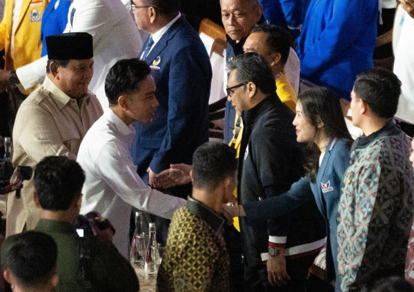 Angela Tanoesoedibjo Tampil Anggun saat Hadiri Penutupan Kongres PSI, Kenakan Safari Biru Berlogo Partai Perindo