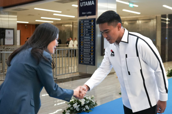 Angela Tanoesoedibjo Tampil Anggun saat Hadiri Penutupan Kongres PSI, Kenakan Safari Biru Berlogo Partai Perindo