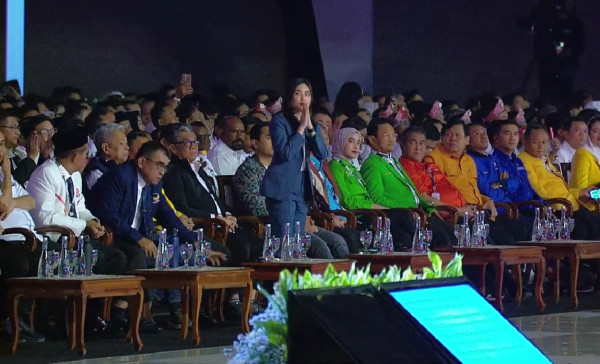 Angela Tanoesoedibjo Tampil Anggun saat Hadiri Penutupan Kongres PSI, Kenakan Safari Biru Berlogo Partai Perindo