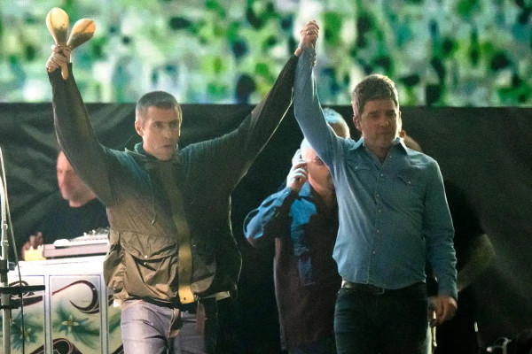 Liam Gallagher Sindir Coldplay Gegara Insiden Kiss Cam Viral