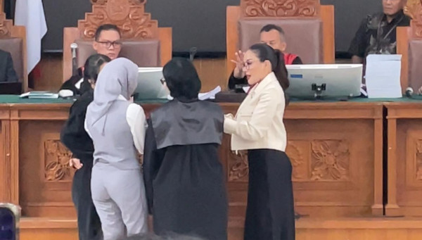 Nikita Mirzani Adu Mulut dengan Reza Gladys di Sidang TPPU, Hakim Turun Tangan Redam Ketegangan