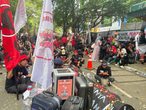 Aksi Saweran Koin Simpatisan PDIP untuk Hasto Kristiyanto Bayar Denda