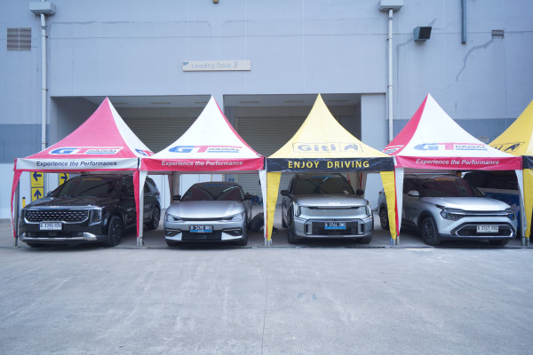 Bukan Sekadar Pamer Mobil, Kia Serang GIIAS 2025 dengan Hujan Hadiah dan Bunga 0 Persen!