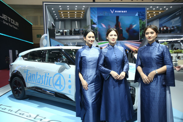 Saat Tenun Ikat Bertemu Ao Dai: VinFast dan Didiet Maulana Sajikan Harmoni Budaya di Panggung GIIAS 2025
