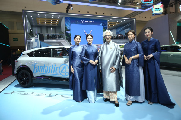 Saat Tenun Ikat Bertemu Ao Dai: VinFast dan Didiet Maulana Sajikan Harmoni Budaya di Panggung GIIAS 2025