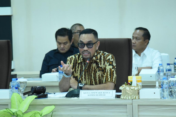 Apresiasi Kinerja Polda NTT di Tengah Keterbatasan, Sahroni Berikan Bantuan 20 Unit Motor Trail