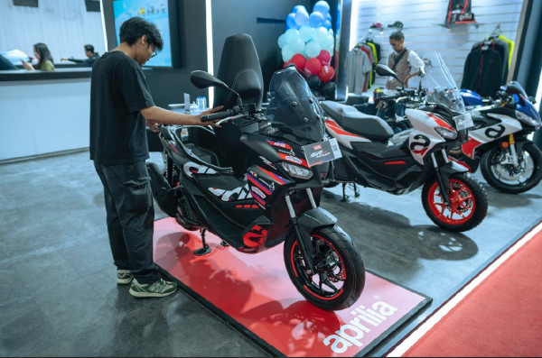 Gairah Italia Mendarat di GIIAS: Vespa Luncurkan Warna Baru yang Menggoda, Aprilia Tampil Segarang Motor MotoGP!