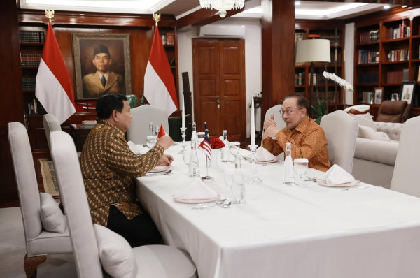 Momen Prabowo Terima Kedatangan Anwar Ibrahim di Kertanegara