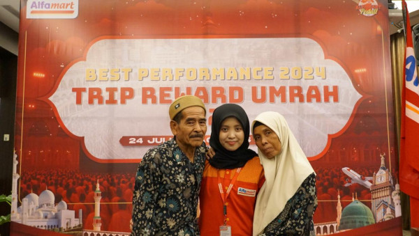 Alfamart Hadiahi Karyawan Berprestasi dengan Berangkatkan ke Tanah Suci Makkah