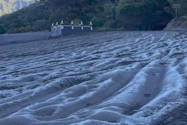 Salju Gunung Bromo Bikin Penasaran, Ini Penampakannya