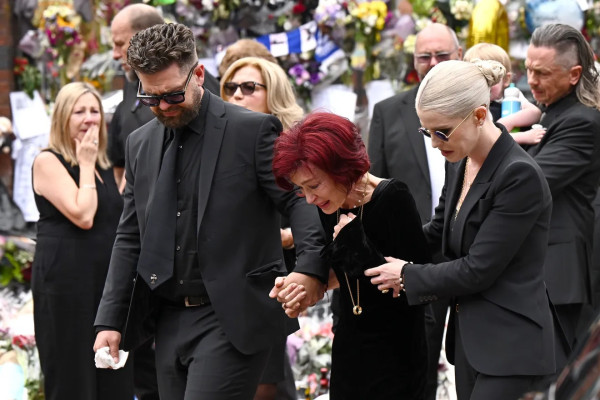 Pemakaman Ozzy Osbourne Diiringi Isak Tangis Keluarga, Ribuan Penggemar Beri Penghormatan Terakhir