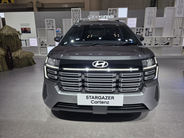 Perbedaan si Bintang Kembar: Bedah Tuntas Hyundai Stargazer Cartenz vs Cartenz X