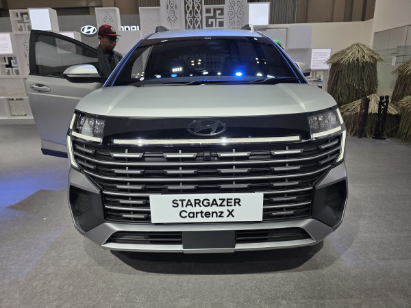 Perbedaan si Bintang Kembar: Bedah Tuntas Hyundai Stargazer Cartenz vs Cartenz X