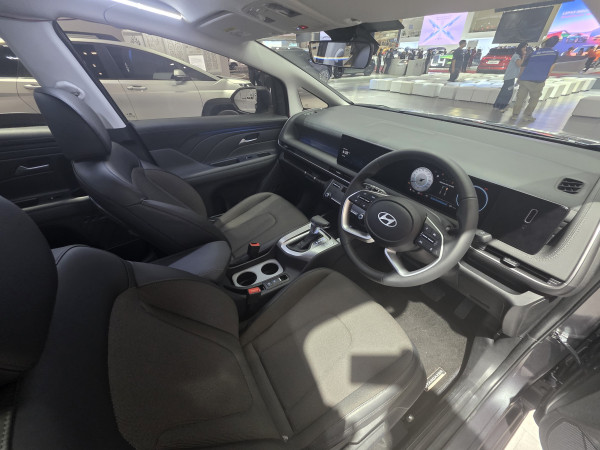 Perbedaan si Bintang Kembar: Bedah Tuntas Hyundai Stargazer Cartenz vs Cartenz X