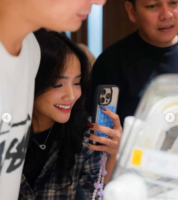 Bestie! Momen Fuji Temani Erika Carlina Melahirkan Anak Pertama