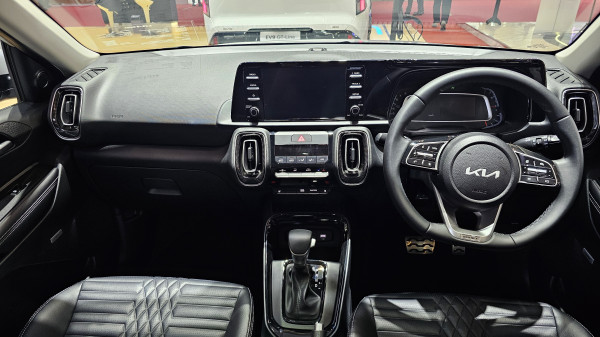 SUV Stylish Kia di GIIAS: Pilih Si Gesit Sonet atau Sang Gagah Seltos?