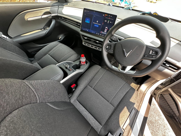 Cinta pada Pandangan Kedua: Test Drive VinFast VF 6 di GIIAS 2025, SUV Listrik Unik dengan Jarak Tempuh Impresif