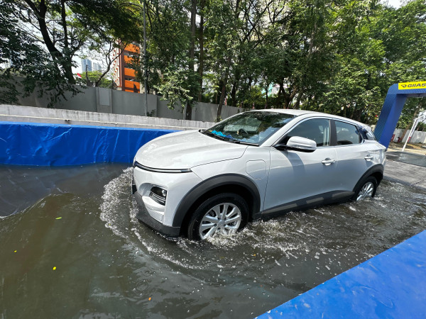 Cinta pada Pandangan Kedua: Test Drive VinFast VF 6 di GIIAS 2025, SUV Listrik Unik dengan Jarak Tempuh Impresif