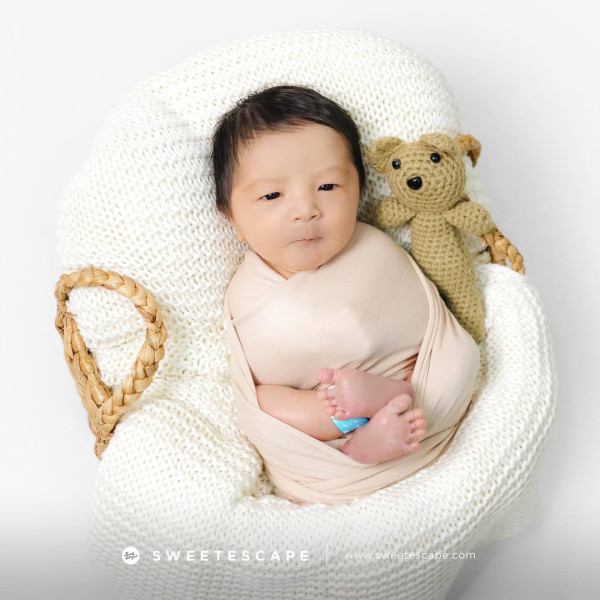 7 Potret Menggemaskan Anak Erika Carlina, Kulit Putih Bersih dan Wajah Tampan