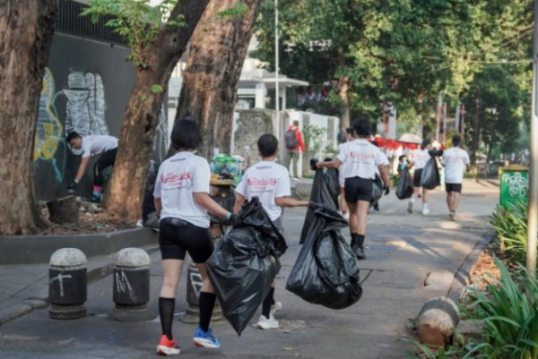 Siapkan Ajang Lari Maraton, Garmin Gelar Aksi Plogging di Menteng