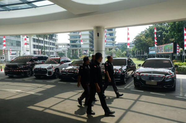 Garasi Sultan Milik Riza Chalid Dibongkar: dari Maybach Rp6,5 Miliar hingga Alphard, Ini Daftar Mobil Sitaan Kejagung