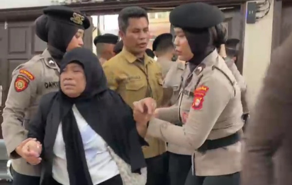 Pengunjung Sidang Nikita Mirzani Berebut Masuk, Satu Orang Jatuh Pingsan