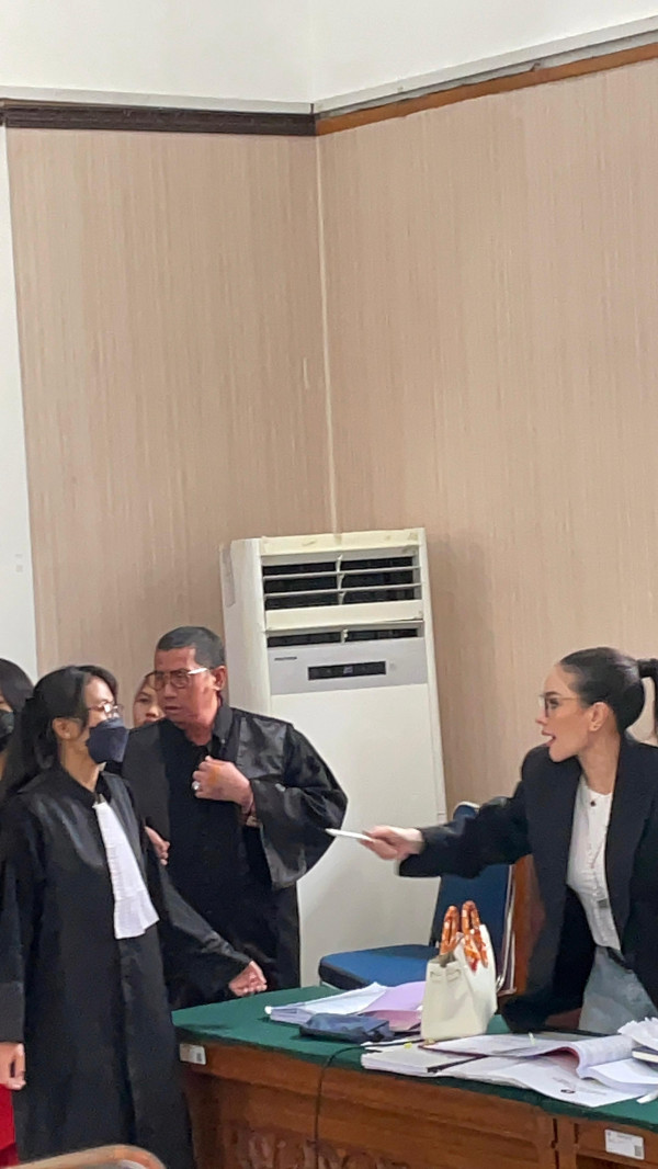 Nikita Mirzani Emosi di Ruang Sidang, Hakim Skors Jalannya Persidangan