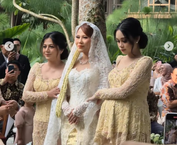 Pesona Nadin Amizah dalam Kebaya Putih di Hari Pernikahannya dengan Faishal Tanjung