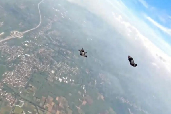 Keren! Penerjun Wingsuit Mendarat Sempurna di Depan Presiden Prabowo
