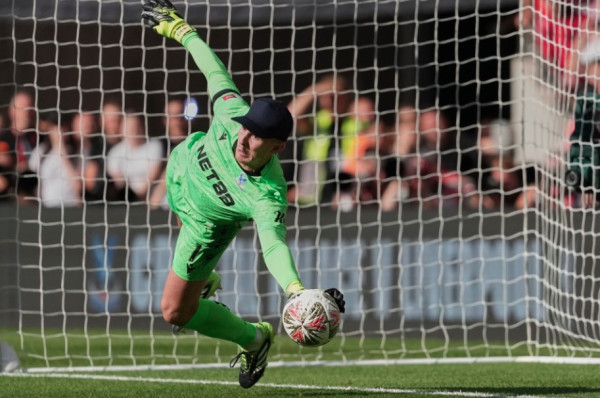 Rahasia Botol Minum Dean Henderson yang Gagalkan Liverpool Juara Community Shield