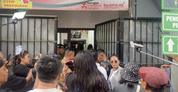Tak Bisa Masuk ke Ruang Sidang, Pendukung Nikita Mirzani Ngamuk di PN Jakarta Selatan