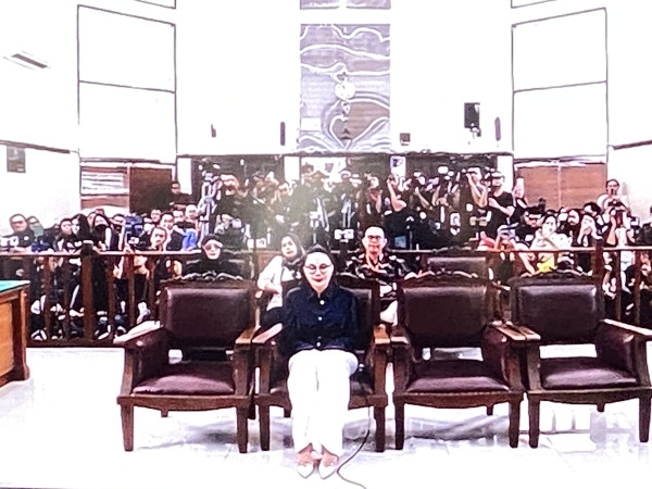 Pakai Kemeja Hitam, Nikita Mirzani Hadiri Sidang Dugaan TPPU di PN Jakarta Selatan