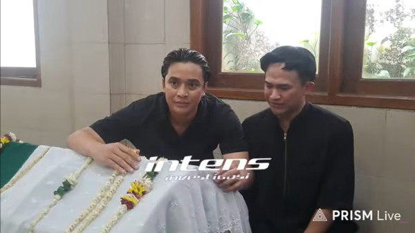Detik-detik Mpok Alpa Disalatkan, Billy Syahputra hingga Anwar BAB Ikut Menghantar