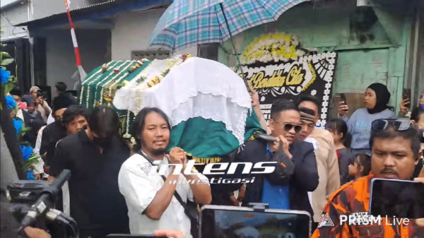 Detik-detik Mpok Alpa Disalatkan, Billy Syahputra hingga Anwar BAB Ikut Menghantar