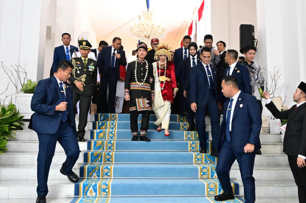 Makna Mendalam Pakaian Adat Gibran dan Keluarga di Upacara HUT ke-80 RI